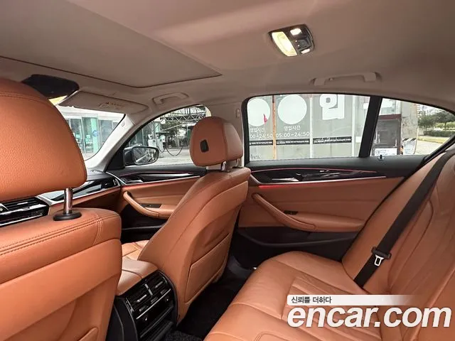 BMW 5-Series 2018 thumb 2