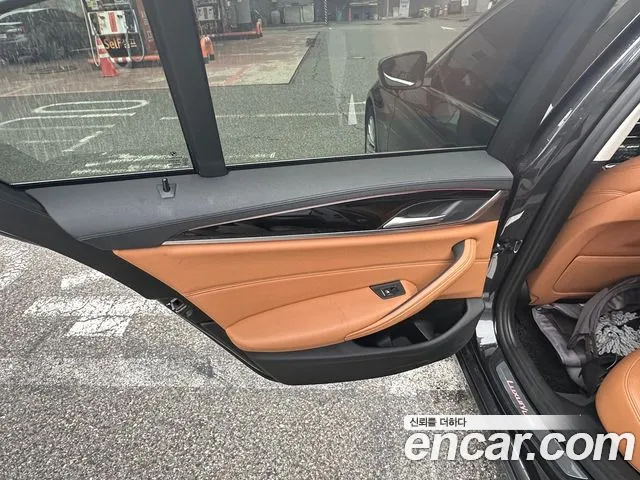 BMW 5-Series 2018 thumb 7