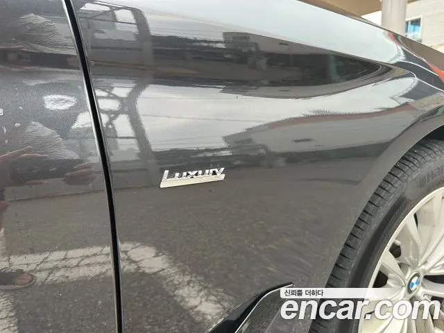 BMW 5-Series 2018 thumb 11