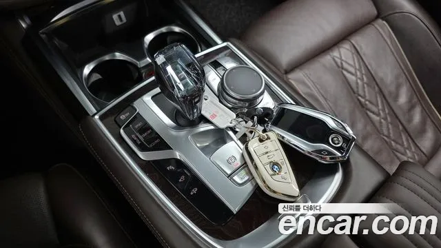 BMW 7-Series 2016 thumb 9