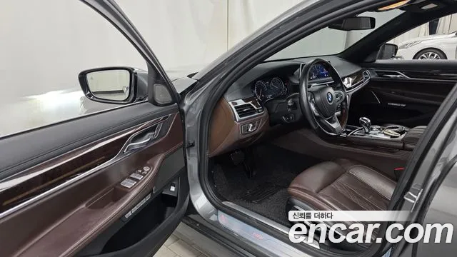 BMW 7-Series 2016 thumb 10