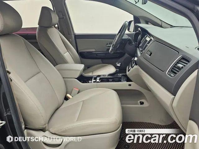 Kia Carnival 2017 thumb 10