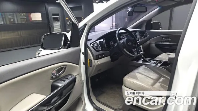 Kia Carnival 2016 thumb 10
