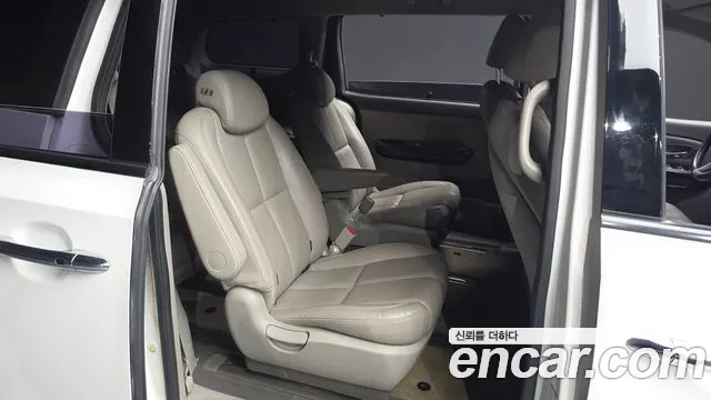 Kia Carnival 2016 thumb 11