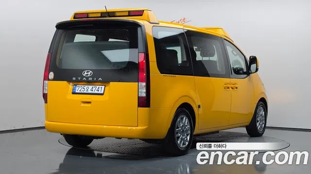 Hyundai Staria 2025 thumb 2