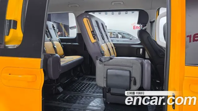 Hyundai Staria 2025 thumb 11
