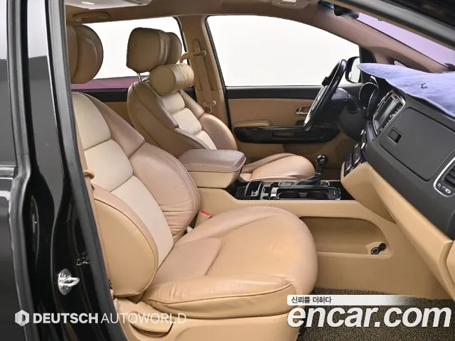 Kia Carnival 2015 thumb 10