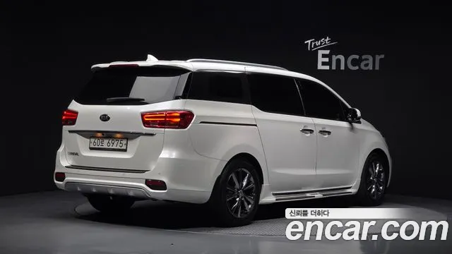Kia Carnival 2018 thumb 2