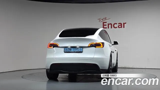 Tesla Model Y 2021 thumb 3