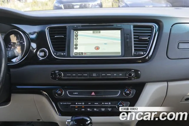 Kia Carnival 2015 thumb 7