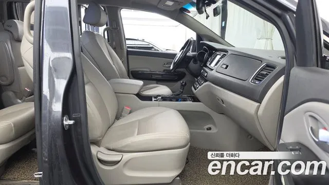 Kia Carnival 2014 thumb 11