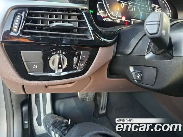 BMW 5-Series 2022 thumb 9