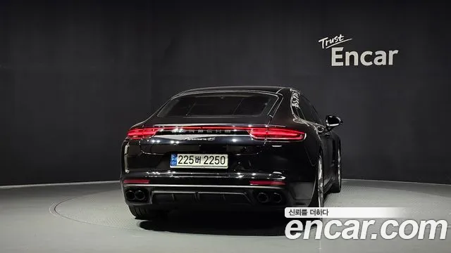Porsche Panamera 2018 thumb 4