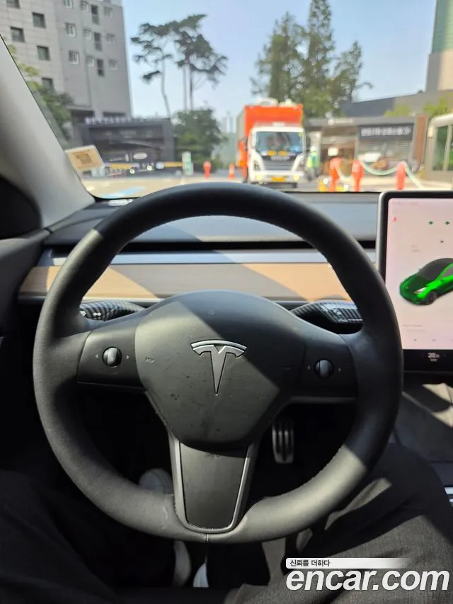 Tesla Model Y 2021 thumb 2