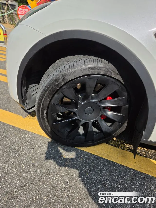 Tesla Model Y 2021 thumb 10