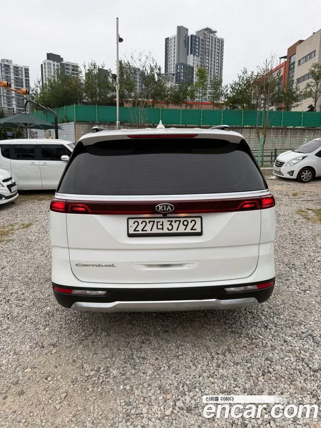Kia Carnival 2021 thumb 2