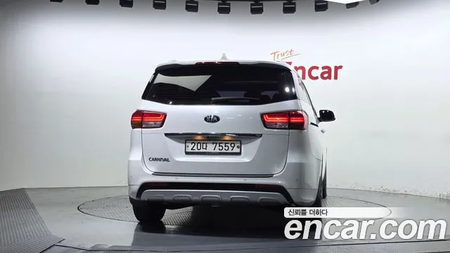 Kia Carnival 2015 thumb 4