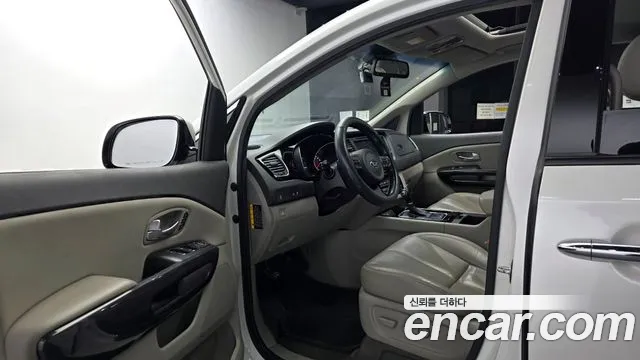 Kia Carnival 2015 thumb 10
