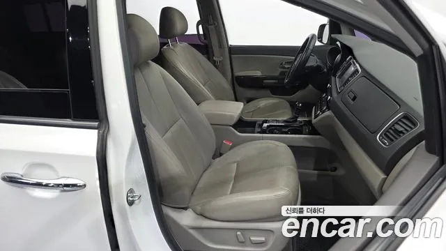 Kia Carnival 2015 thumb 11