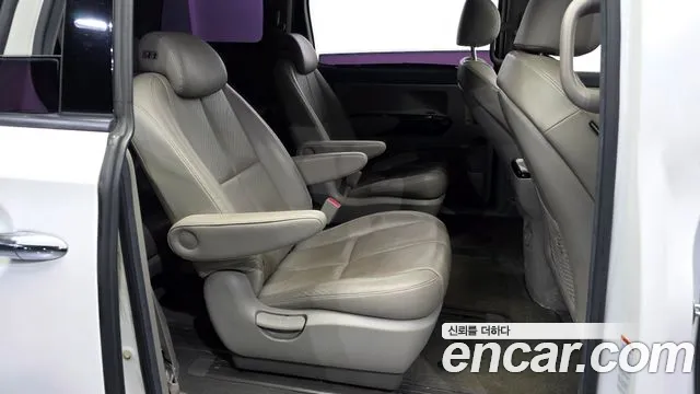 Kia Carnival 2015 thumb 12