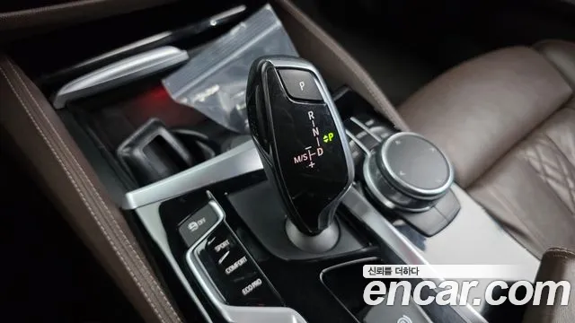 BMW 5-Series 2018 thumb 9