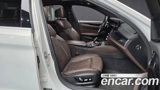 BMW 5-Series 2018 thumb 11