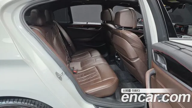 BMW 5-Series 2018 thumb 12