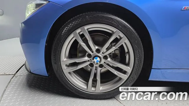 BMW 3-Series 2018 thumb 5