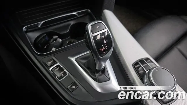 BMW 3-Series 2018 thumb 9