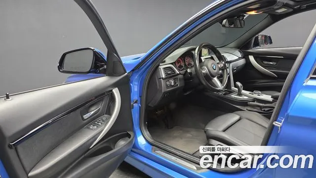 BMW 3-Series 2018 thumb 10