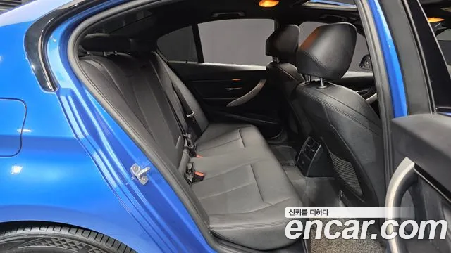 BMW 3-Series 2018 thumb 12