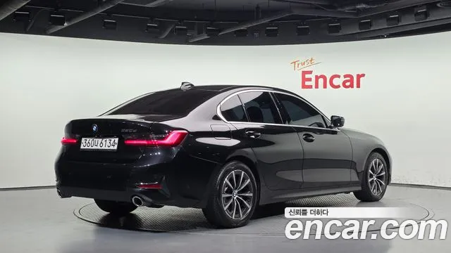 BMW 3-Series 2019 thumb 2