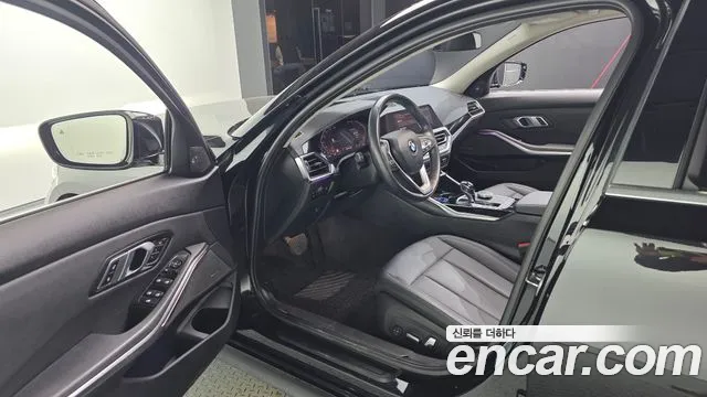 BMW 3-Series 2019 thumb 10