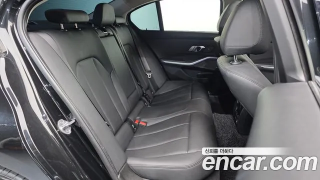 BMW 3-Series 2019 thumb 12