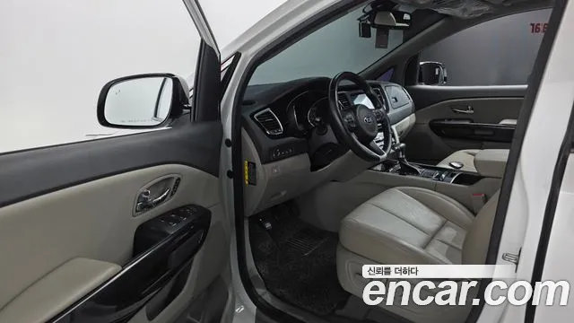 Kia Carnival 2017 thumb 10
