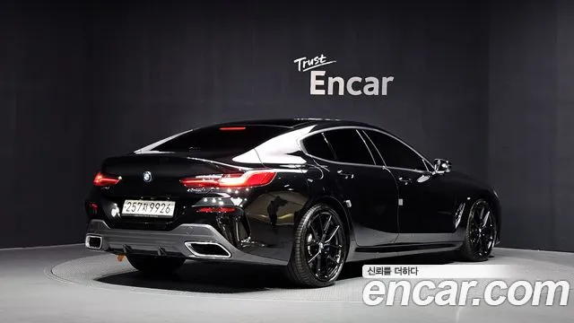 BMW 8-Series 2019 thumb 2