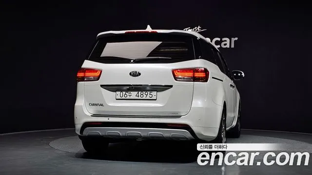 Kia Carnival 2016 thumb 4