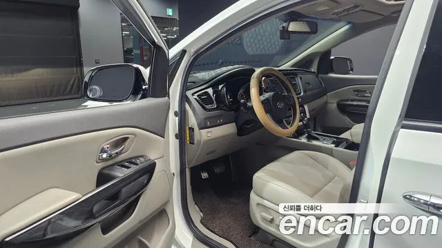 Kia Carnival 2016 thumb 10