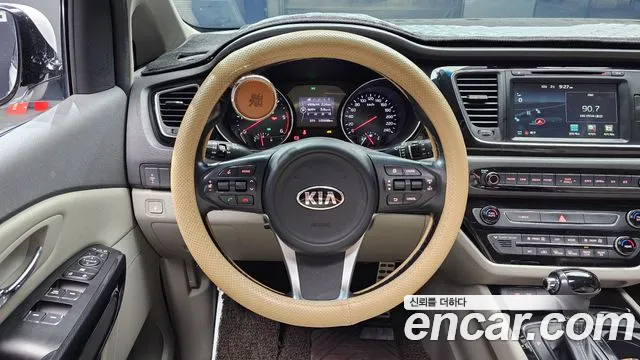 Kia Carnival 2016 thumb 12