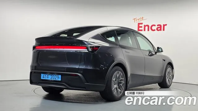 Tesla Model Y 2026 thumb 2
