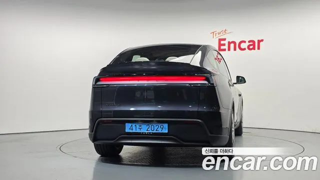 Tesla Model Y 2026 thumb 4