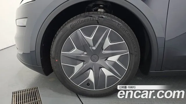 Tesla Model Y 2026 thumb 5