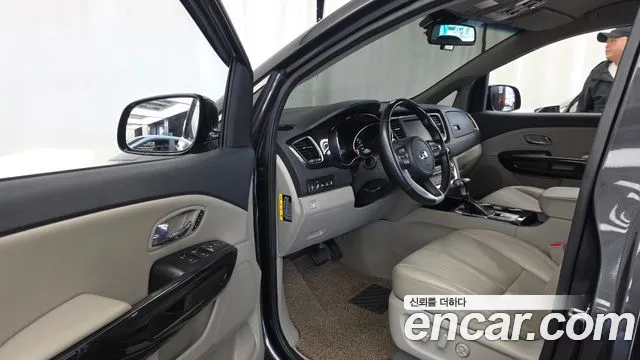 Kia Carnival 2019 thumb 10
