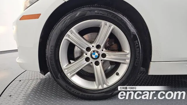 BMW 3-Series 2012 thumb 4