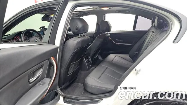 BMW 3-Series 2012 thumb 10