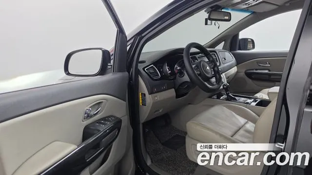 Kia Carnival 2015 thumb 10