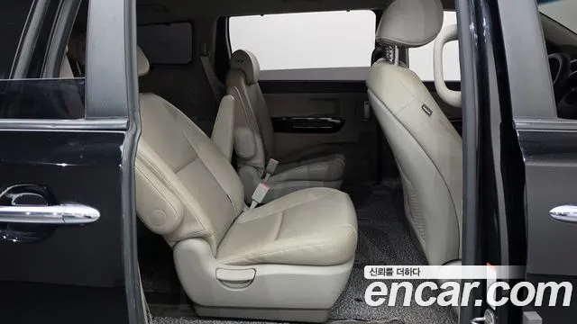 Kia Carnival 2015 thumb 11