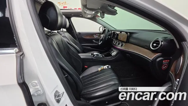Mercedes-Benz E-Класс 2017 thumb 10