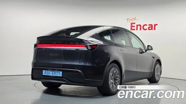 Tesla Model Y 2026 thumb 2