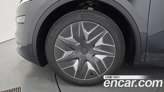 Tesla Model Y 2026 thumb 5